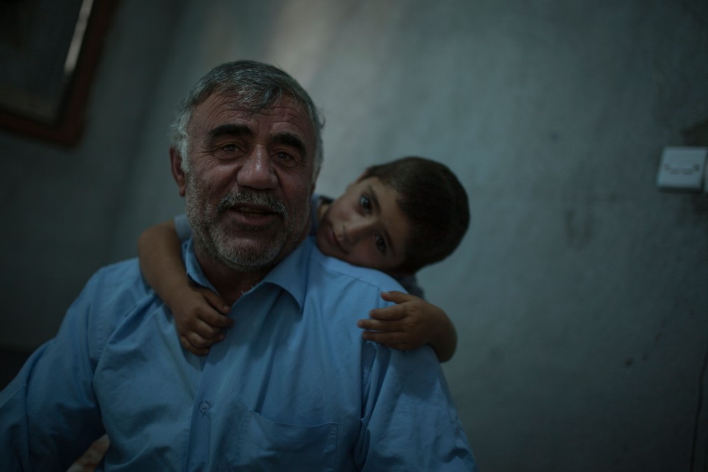 Khalil Ismail est originaire de Qamishli, dans la partie kurde de la Syrie. Il y a un an et demi, il s’est enfui avec sa femme et ses cinq garçons. © Florian Seriex / ACF